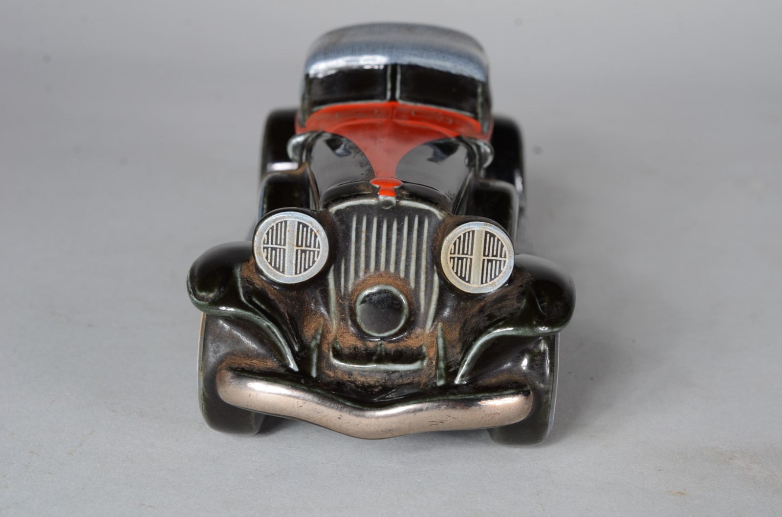 Miniatura de porcelana Ceramarte policromada representando Bugatti. - foto 2 de 5