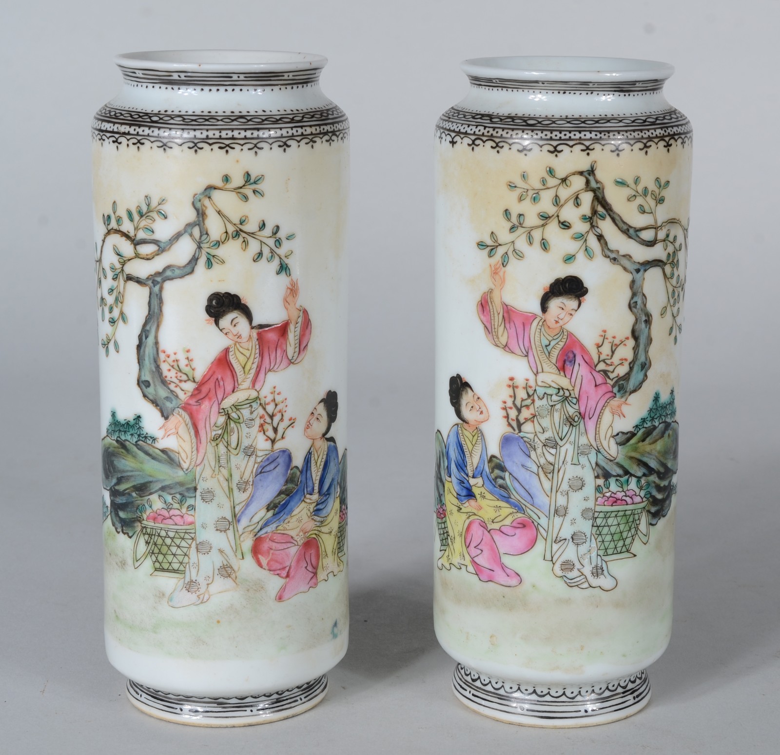 Diversas peças de porcelana oriental, sendo: par de vasos, bule... - foto 3 de 11