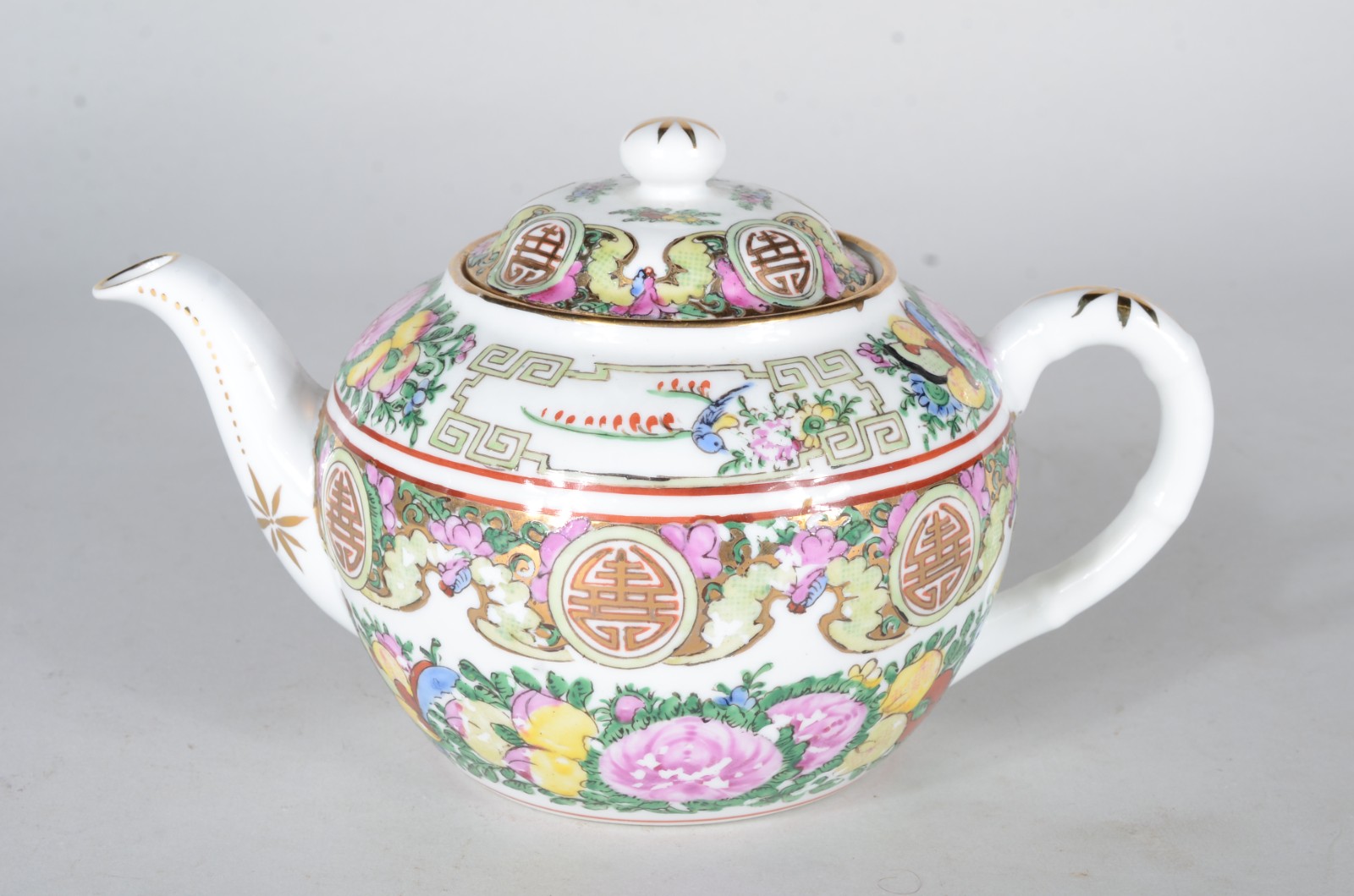 Diversas peças de porcelana oriental, sendo: par de vasos, bule... - foto 6 de 11
