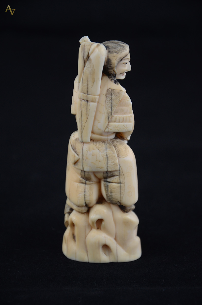 Escultura de marfim, séc. XIX representando figuras. Acompanha... - foto 2 de 2