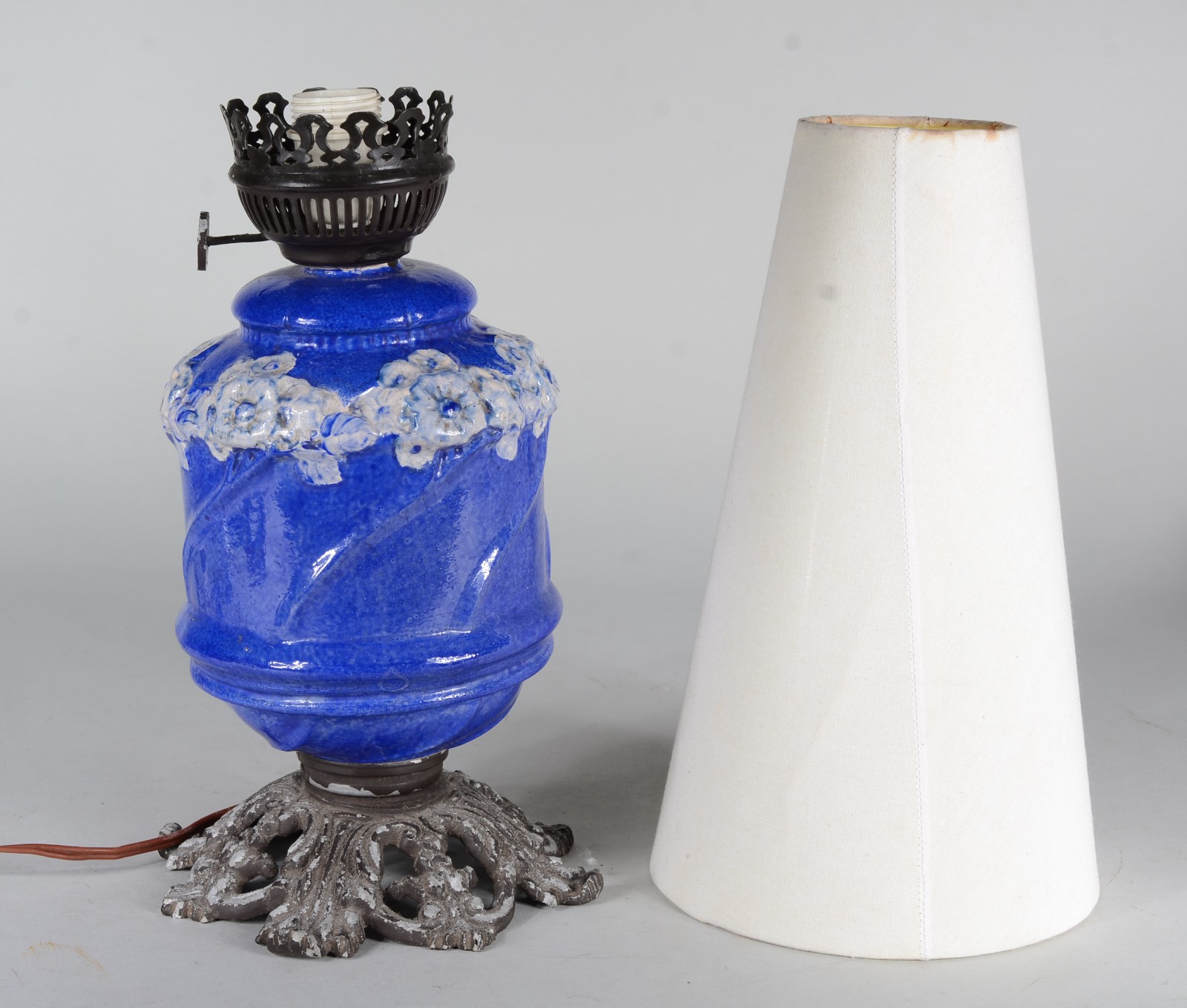 Abatjour de faiança azul com guirlanda floral em relevo, base de... - foto 5 de 6