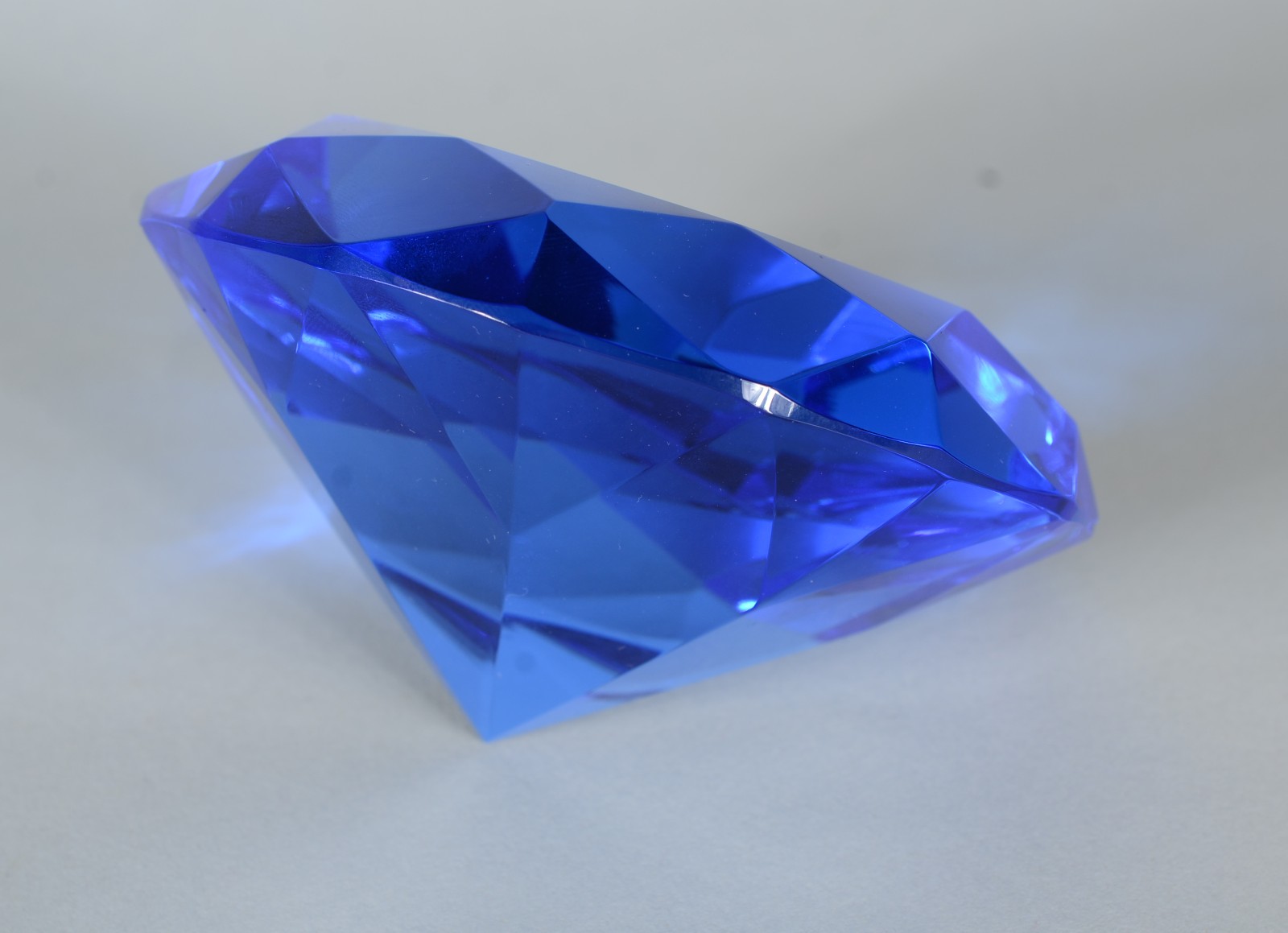 Enfeite de cristal na forma de "diamante azul", no estojo. - foto 1 de 3