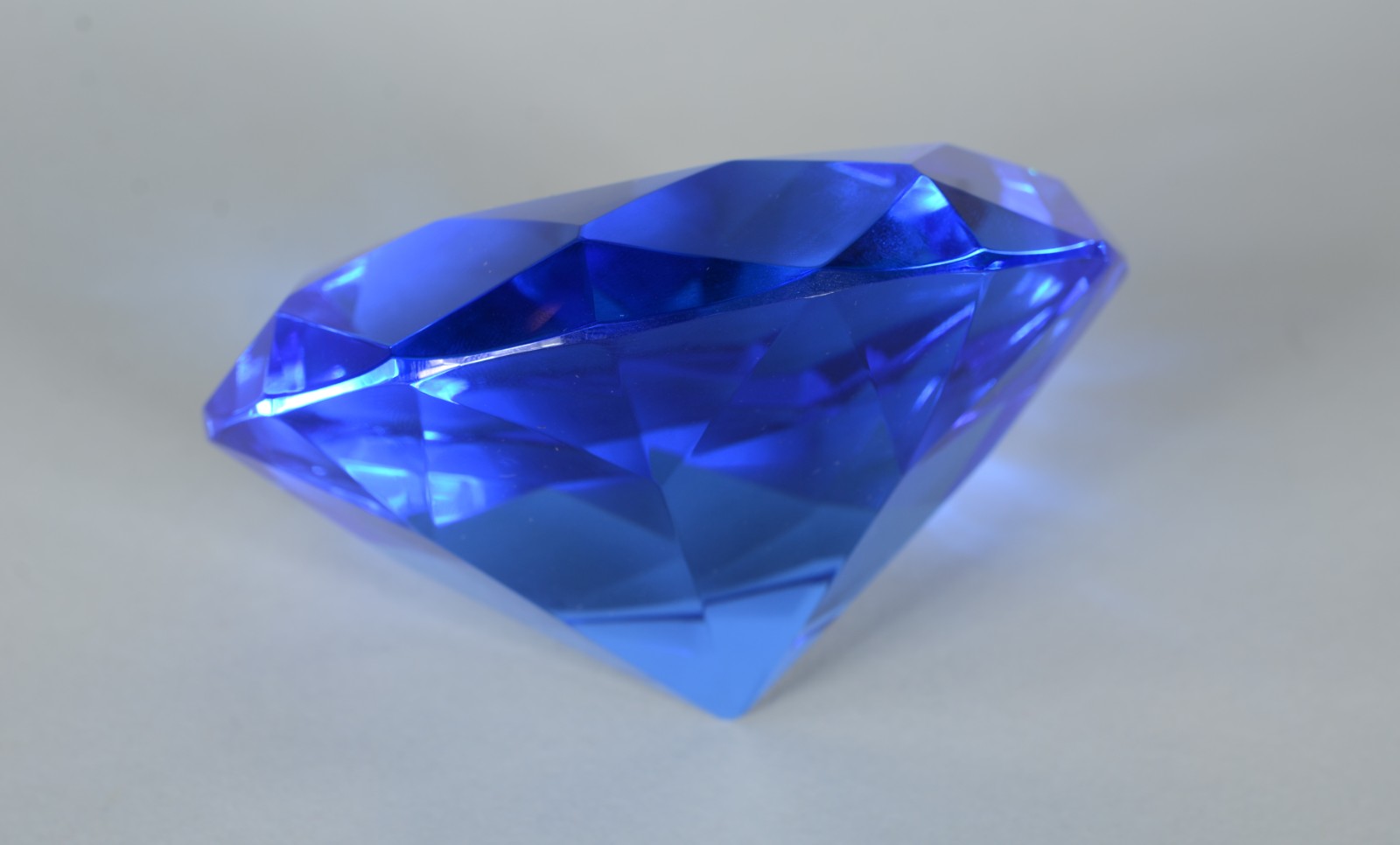 Enfeite de cristal na forma de "diamante azul", no estojo. - foto 2 de 3