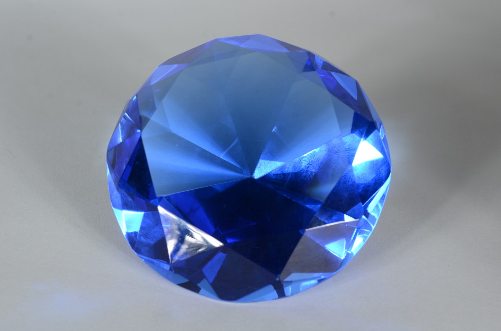 Enfeite de cristal na forma de "diamante azul", no estojo. - foto 3 de 3