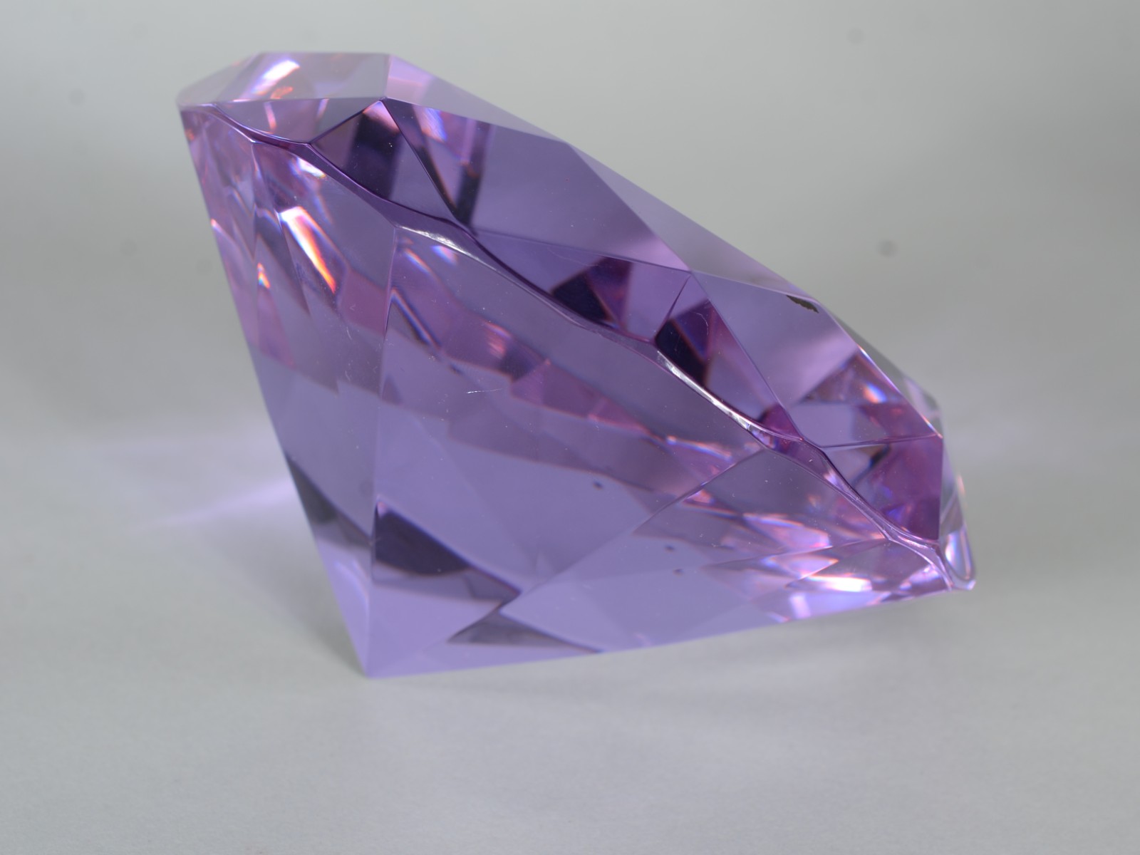 Enfeite de cristal na forma de "diamante lilás", no estojo. - foto 1 de 7