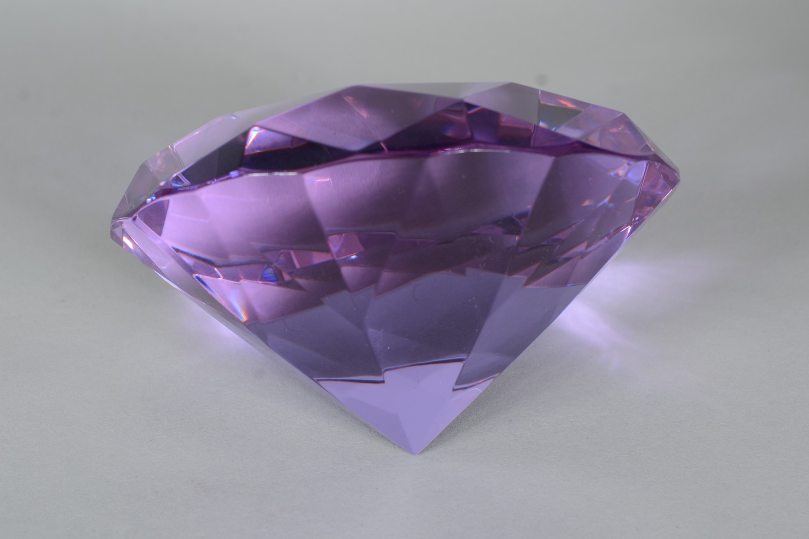 Enfeite de cristal na forma de "diamante lilás", no estojo. - foto 3 de 7
