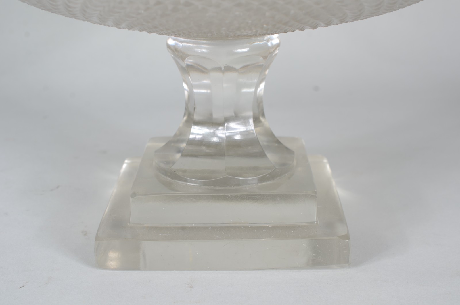 Fruteira/centro de mesa de cristal, lapidação "bico de jaca". - foto 3 de 7