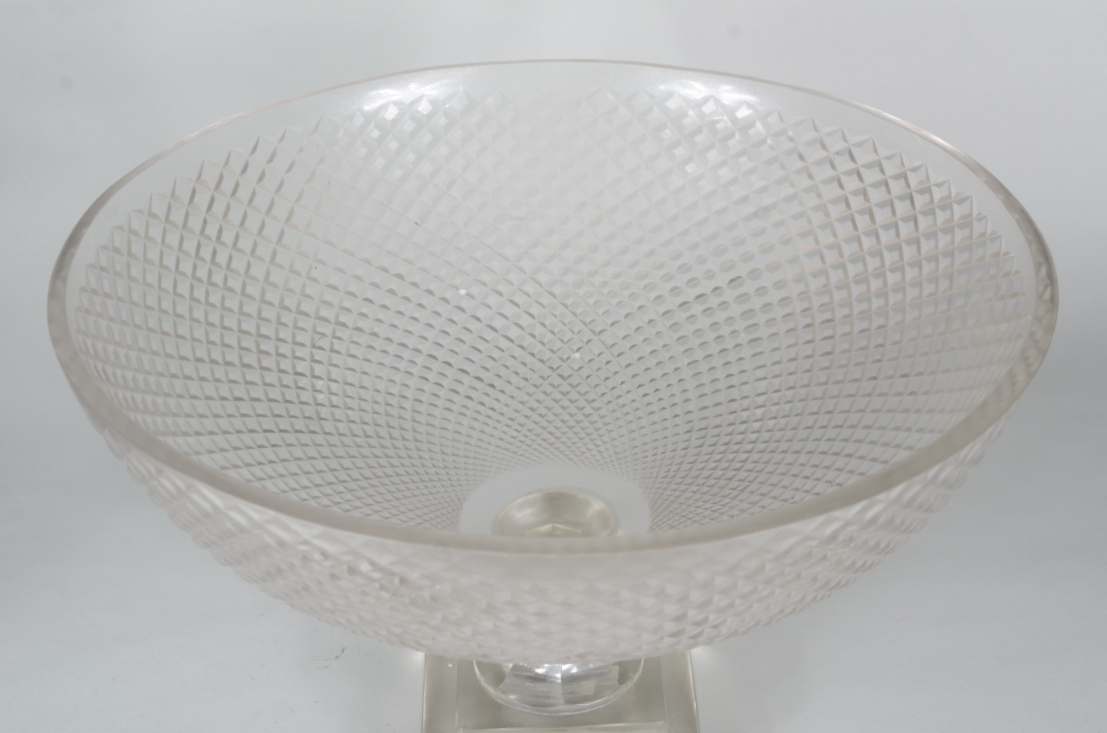 Fruteira/centro de mesa de cristal, lapidação "bico de jaca". - foto 4 de 7