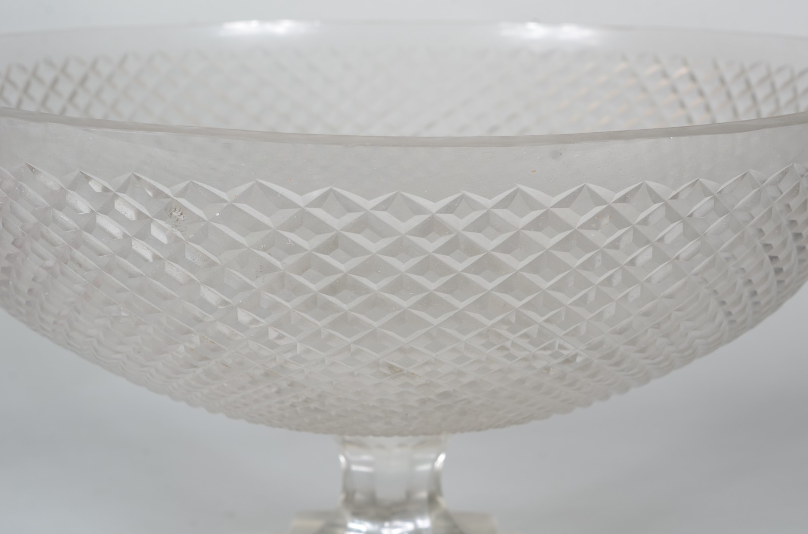 Fruteira/centro de mesa de cristal, lapidação "bico de jaca". - foto 5 de 7