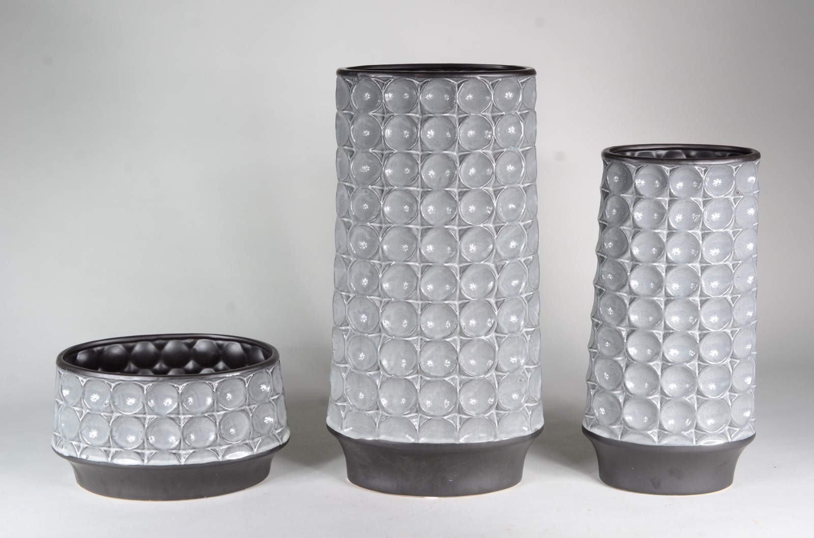 Três peças de cerâmica cinza, composto de: 2 vasos e cachepot. - foto 1 de 7