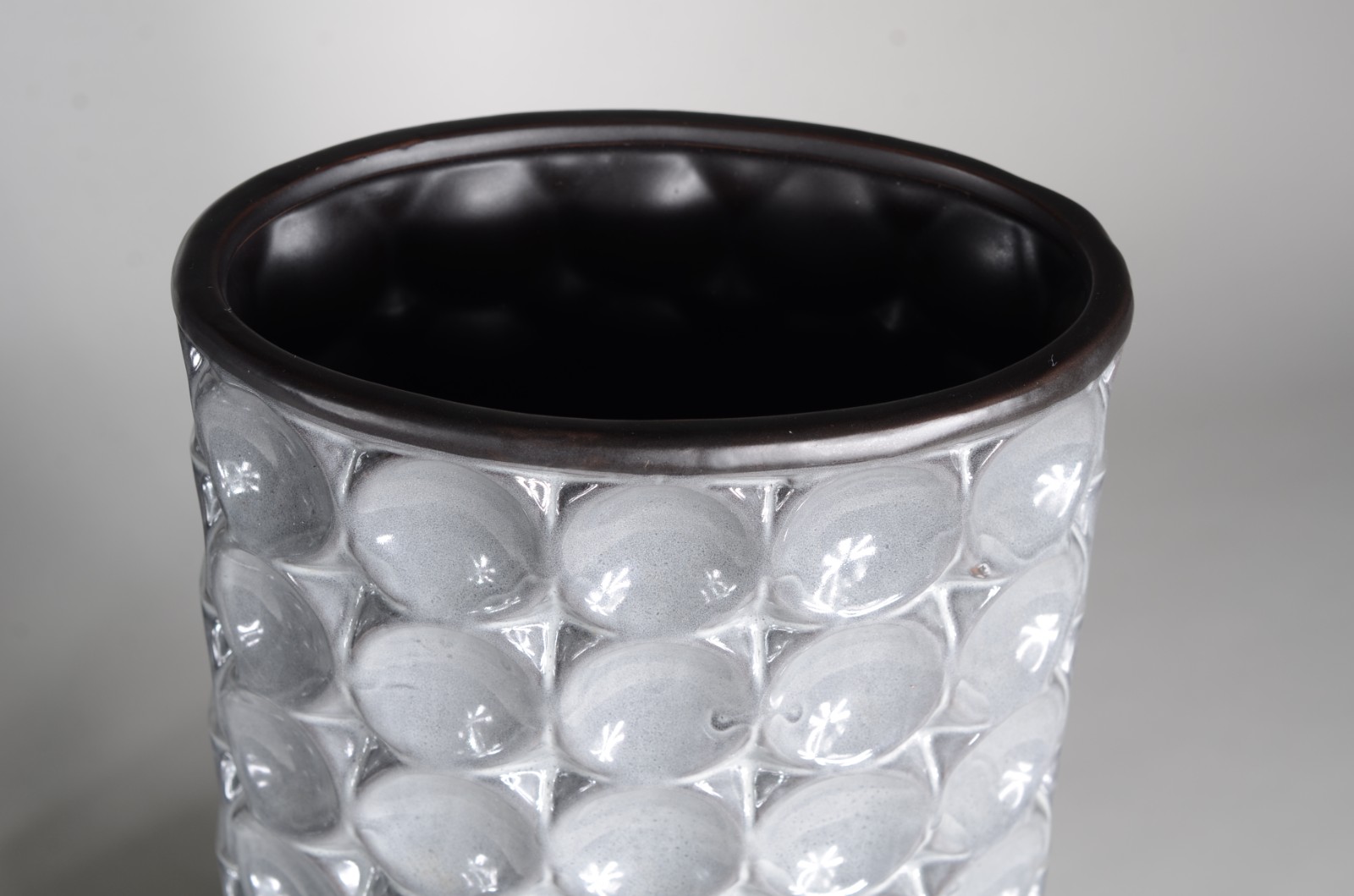Três peças de cerâmica cinza, composto de: 2 vasos e cachepot. - foto 3 de 7