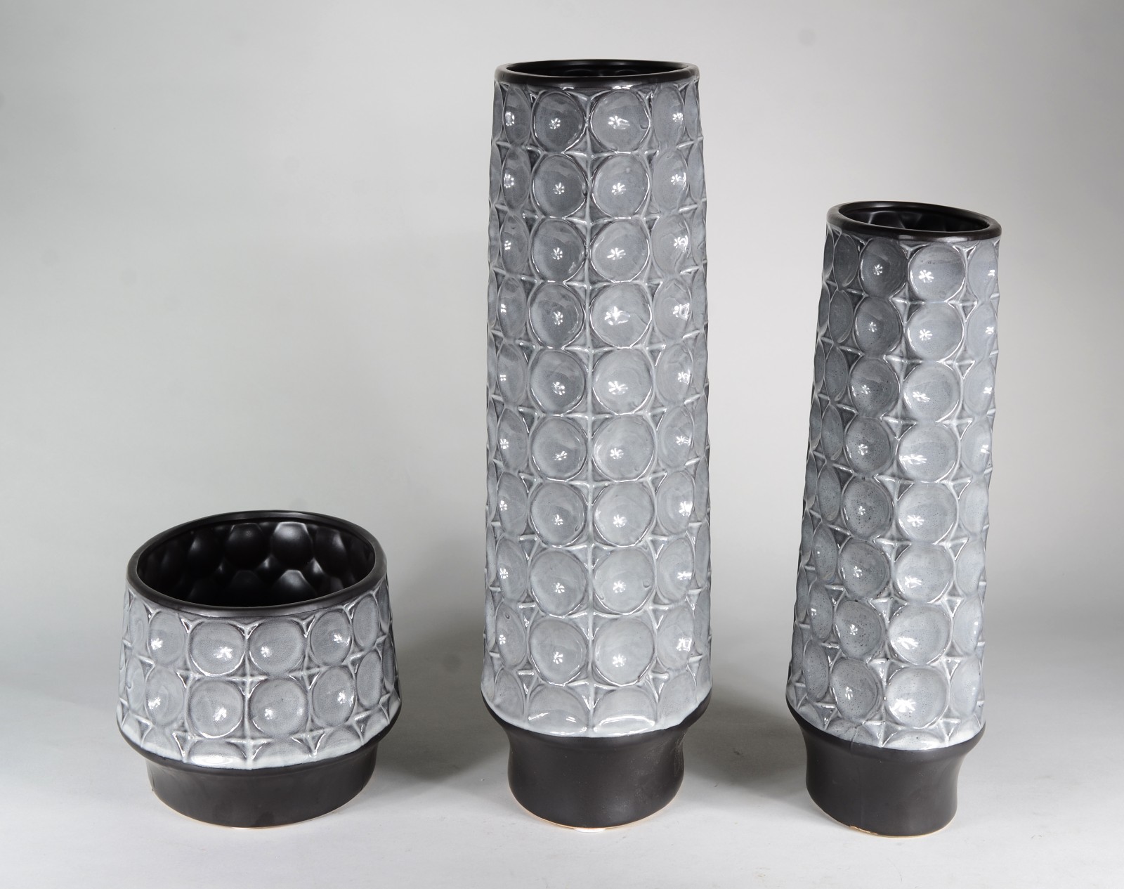 Três peças de cerâmica cinza, composto de: 2 vasos e cachepot. - foto 6 de 7