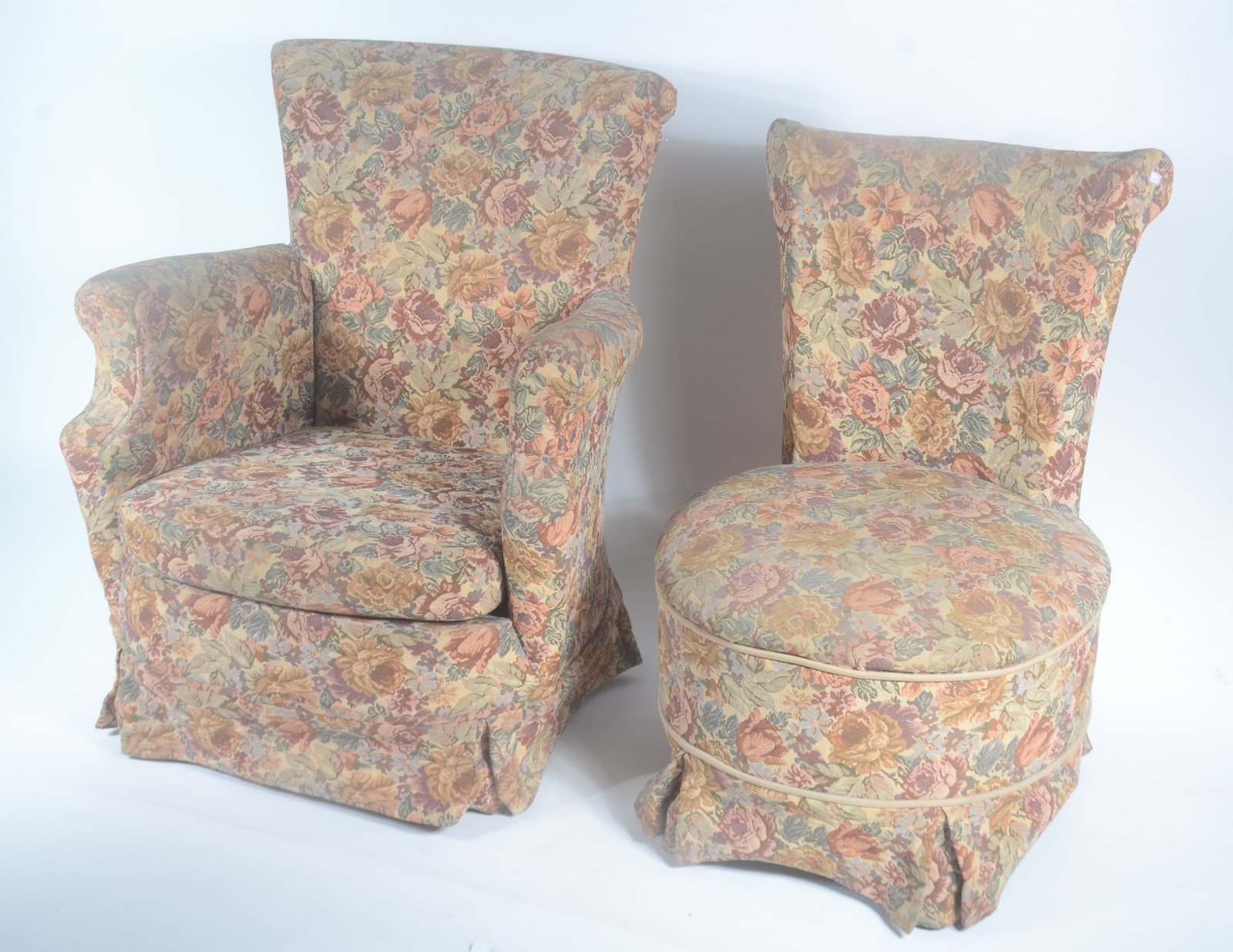 Duas poltronas estofadas e forradas com tecido floral, sendo uma com... - foto 1 de 6