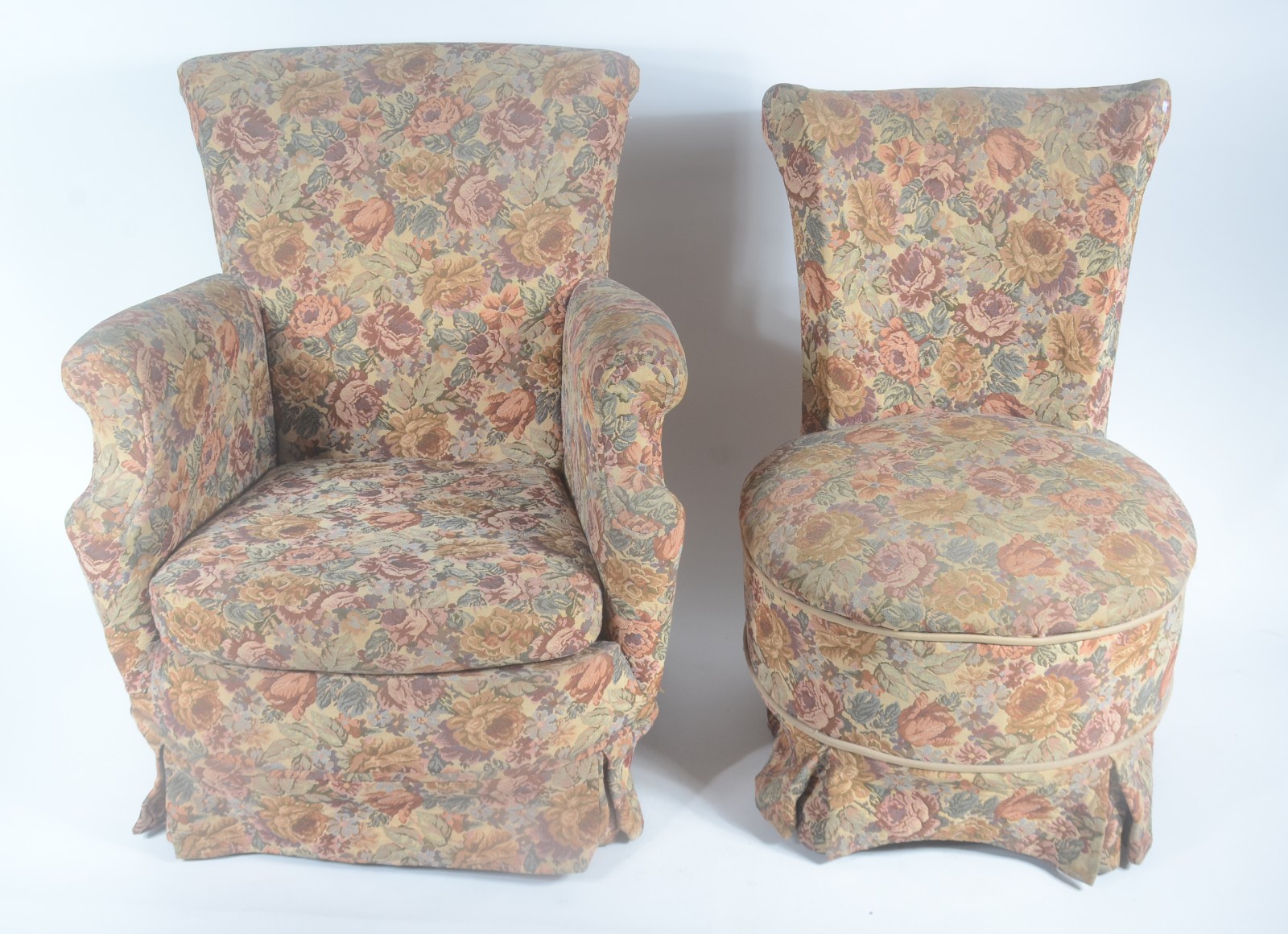 Duas poltronas estofadas e forradas com tecido floral, sendo uma com... - foto 2 de 6