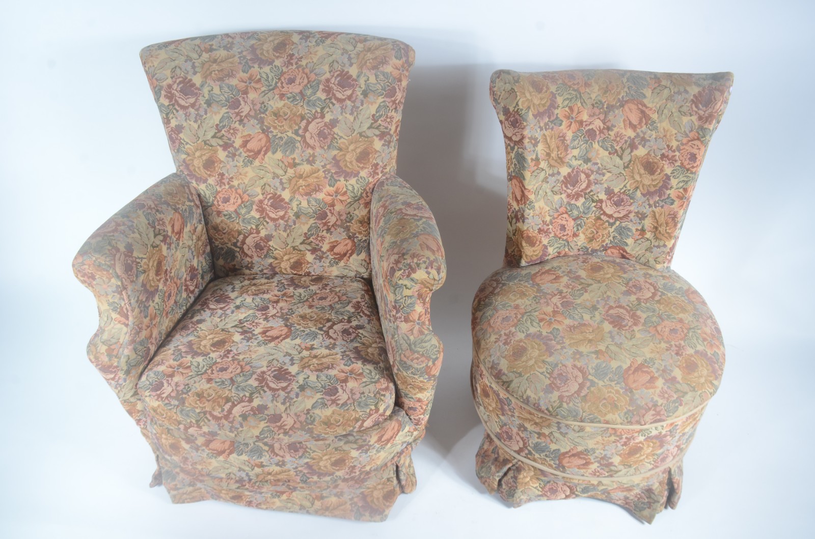Duas poltronas estofadas e forradas com tecido floral, sendo uma com... - foto 3 de 6