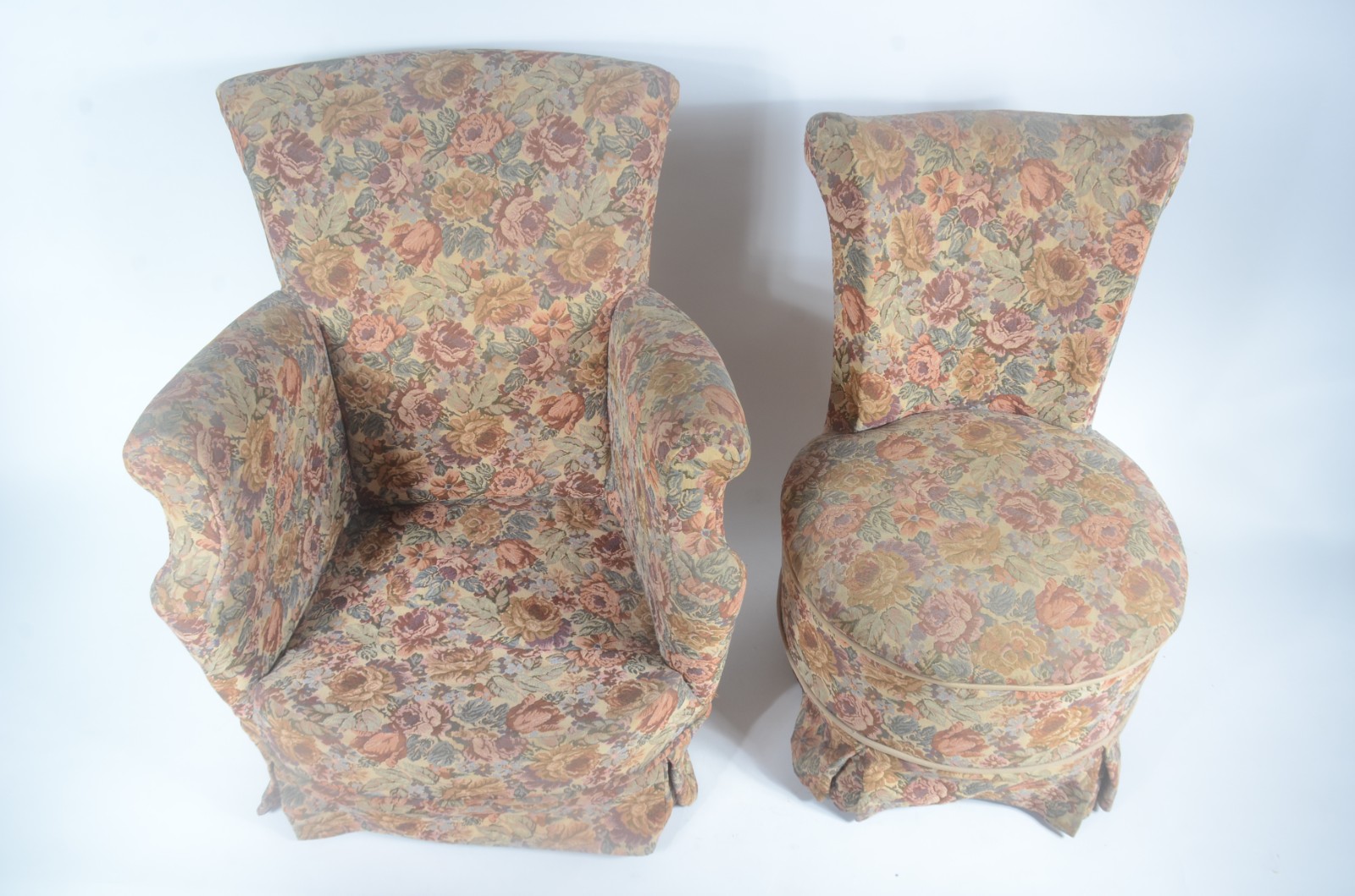 Duas poltronas estofadas e forradas com tecido floral, sendo uma com... - foto 4 de 6