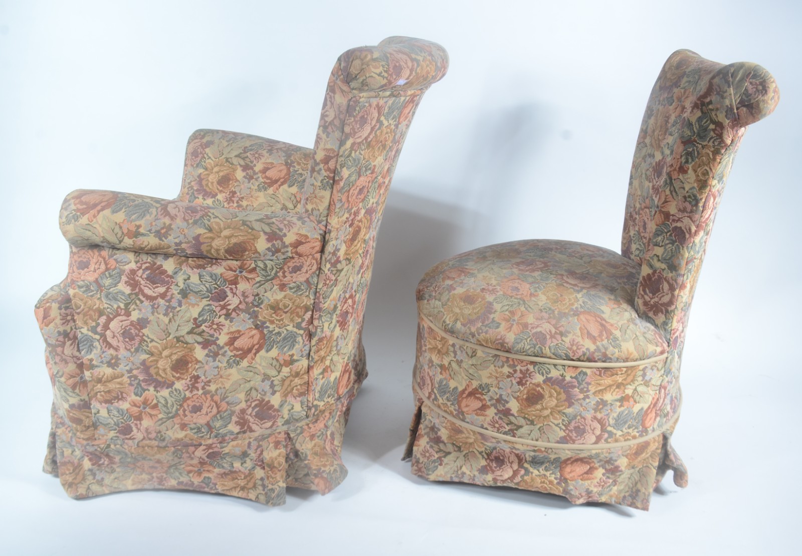 Duas poltronas estofadas e forradas com tecido floral, sendo uma com... - foto 5 de 6