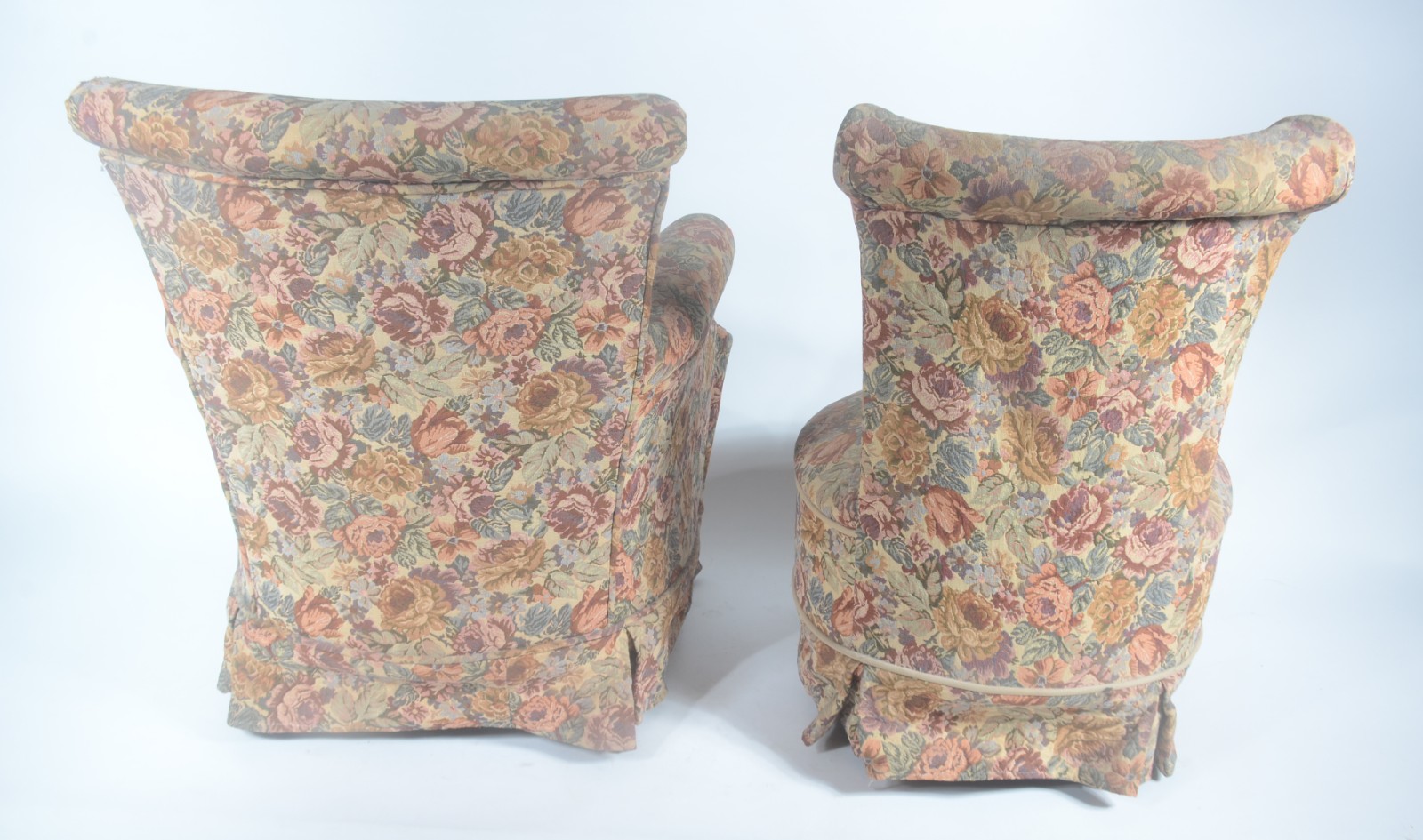 Duas poltronas estofadas e forradas com tecido floral, sendo uma com... - foto 6 de 6