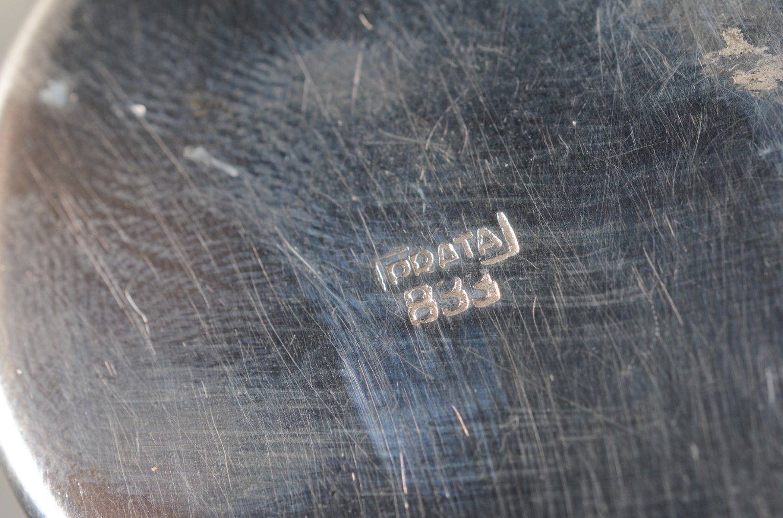 Cinco pequenas peças de prata de lei, sendo: caixa redonda com pega... - foto 9 de 10