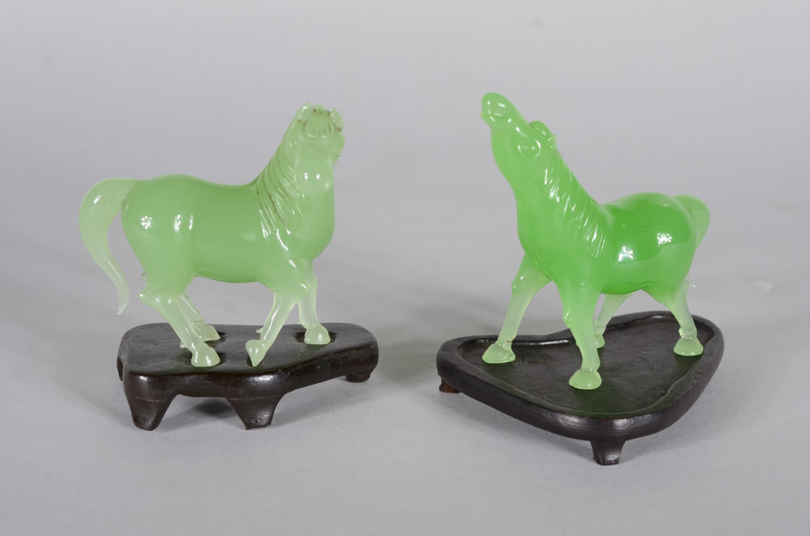 Duas esculturas de cavalo na cor verde jade, base de madeira. - foto 1 de 7