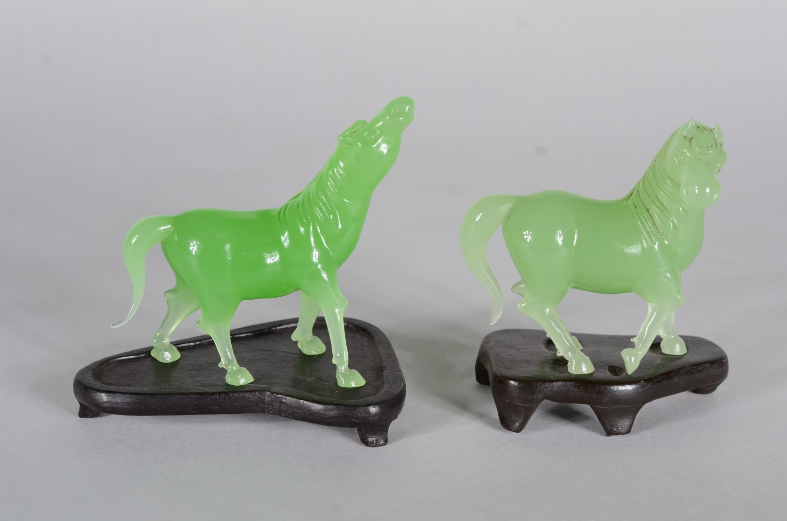 Duas esculturas de cavalo na cor verde jade, base de madeira. - foto 2 de 7