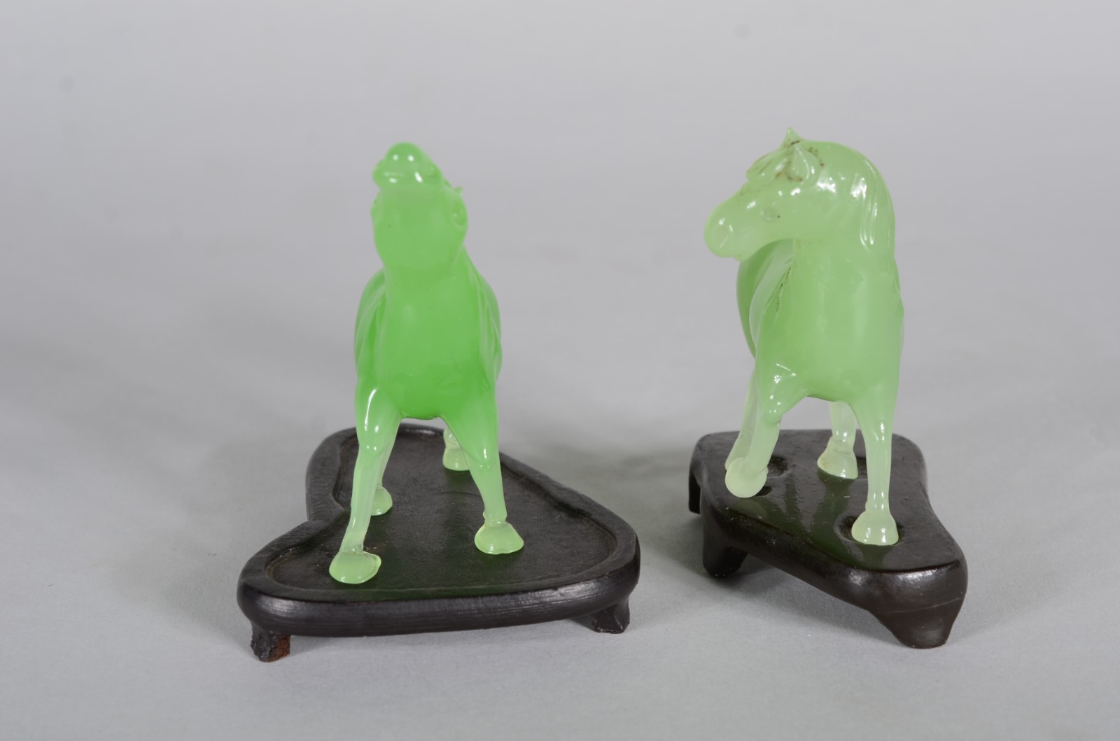 Duas esculturas de cavalo na cor verde jade, base de madeira. - foto 3 de 7
