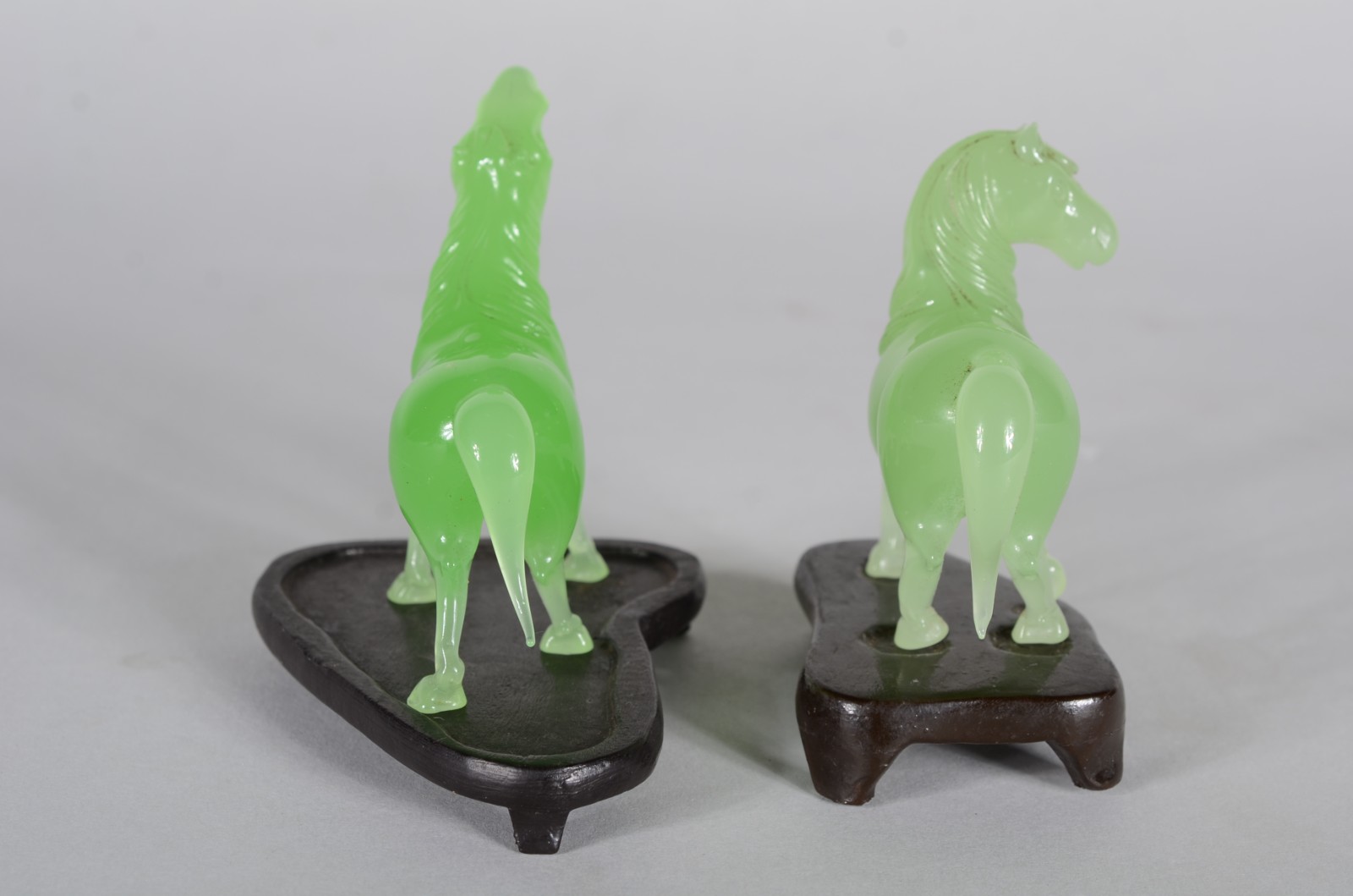 Duas esculturas de cavalo na cor verde jade, base de madeira. - foto 4 de 7
