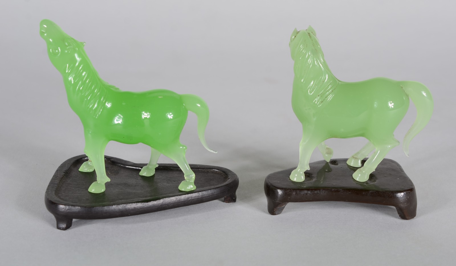 Duas esculturas de cavalo na cor verde jade, base de madeira. - foto 5 de 7