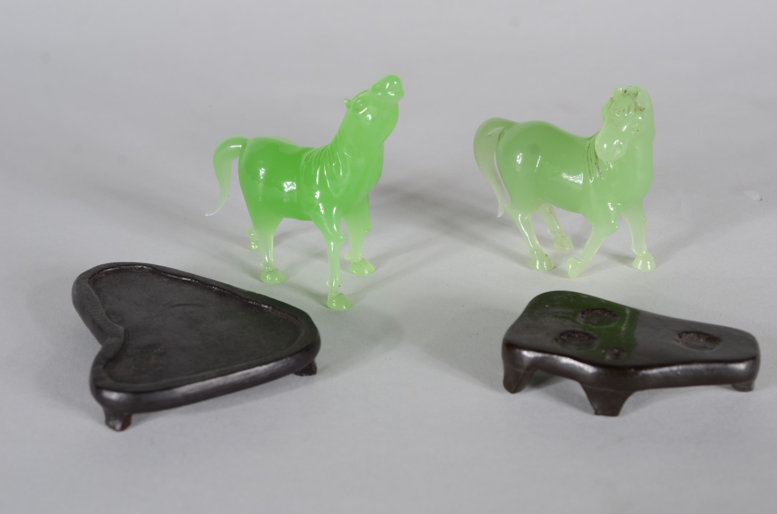 Duas esculturas de cavalo na cor verde jade, base de madeira. - foto 7 de 7