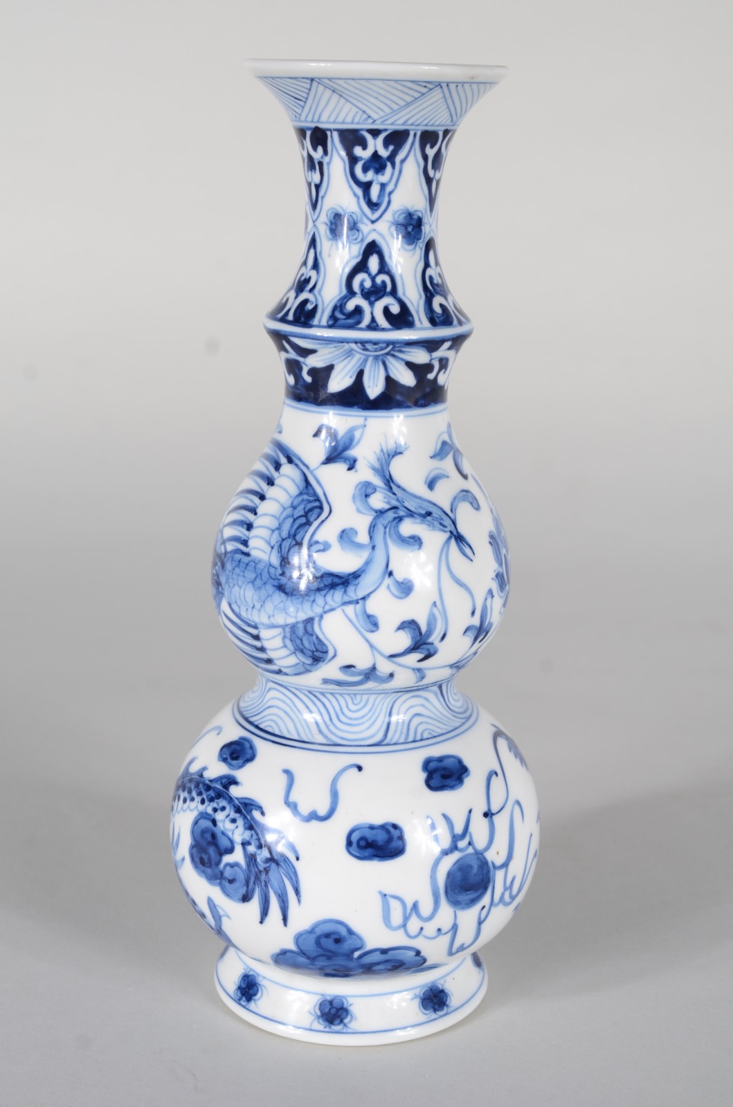 Vaso de porcelana oriental decorado com dragões em azul e branco... - foto 1 de 7