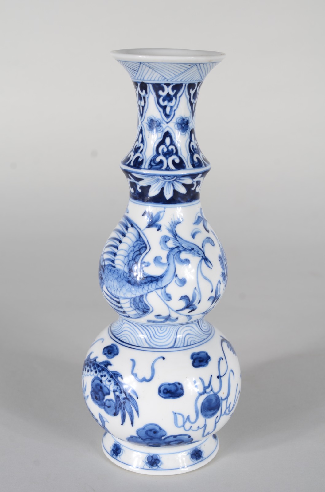 Vaso de porcelana oriental decorado com dragões em azul e branco... - foto 2 de 7
