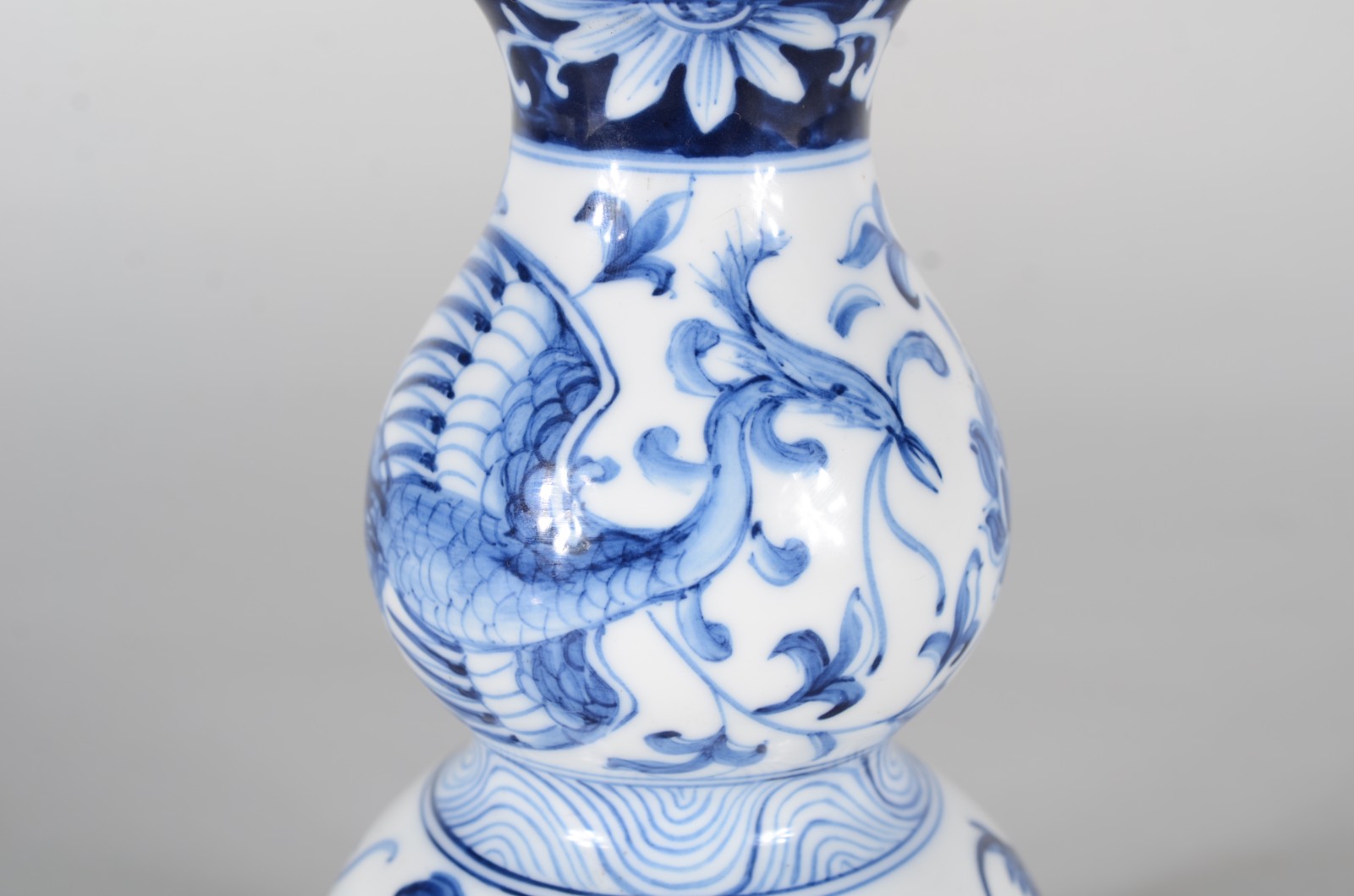 Vaso de porcelana oriental decorado com dragões em azul e branco... - foto 3 de 7