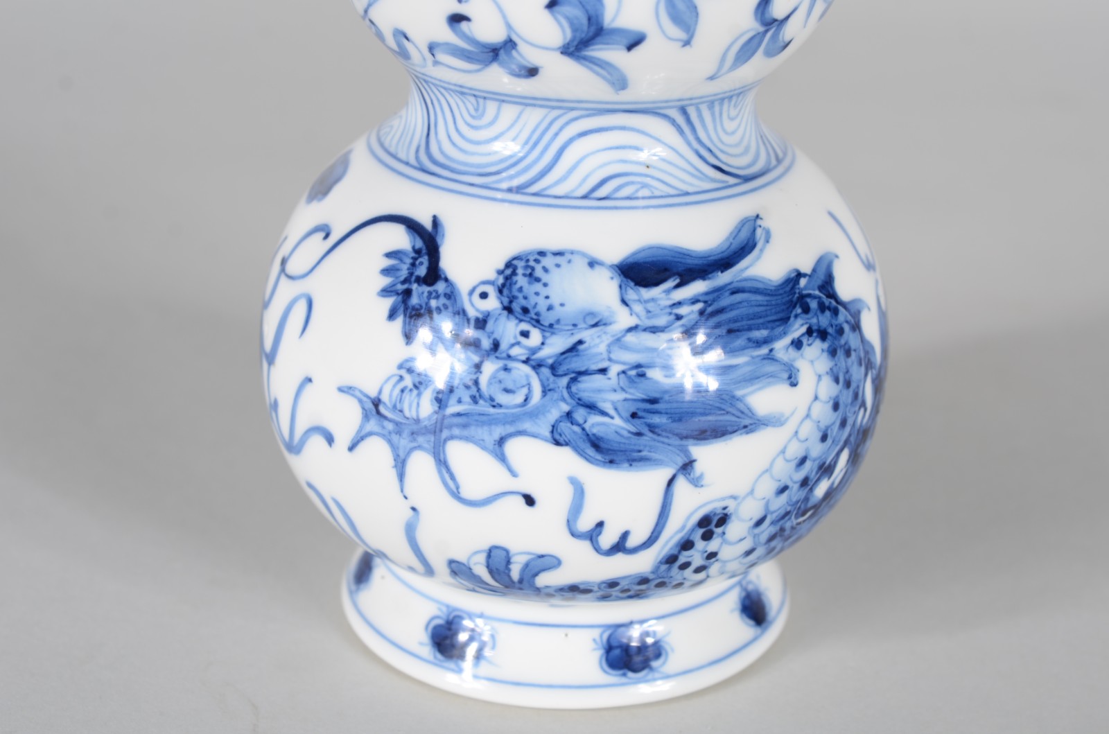 Vaso de porcelana oriental decorado com dragões em azul e branco... - foto 4 de 7