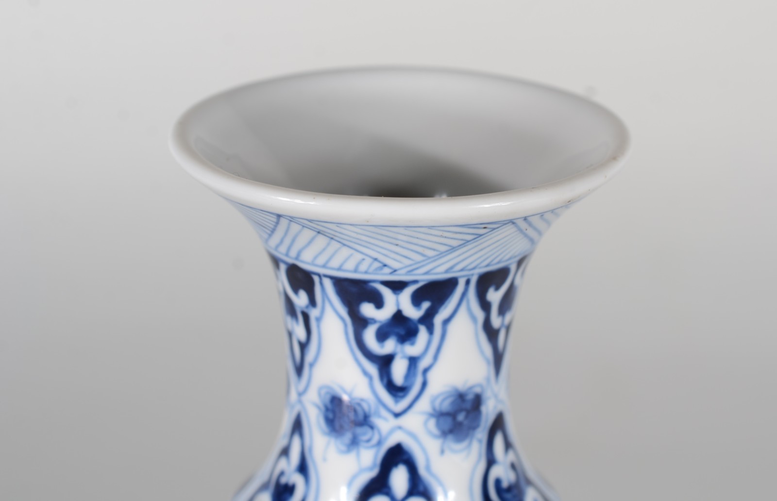 Vaso de porcelana oriental decorado com dragões em azul e branco... - foto 5 de 7