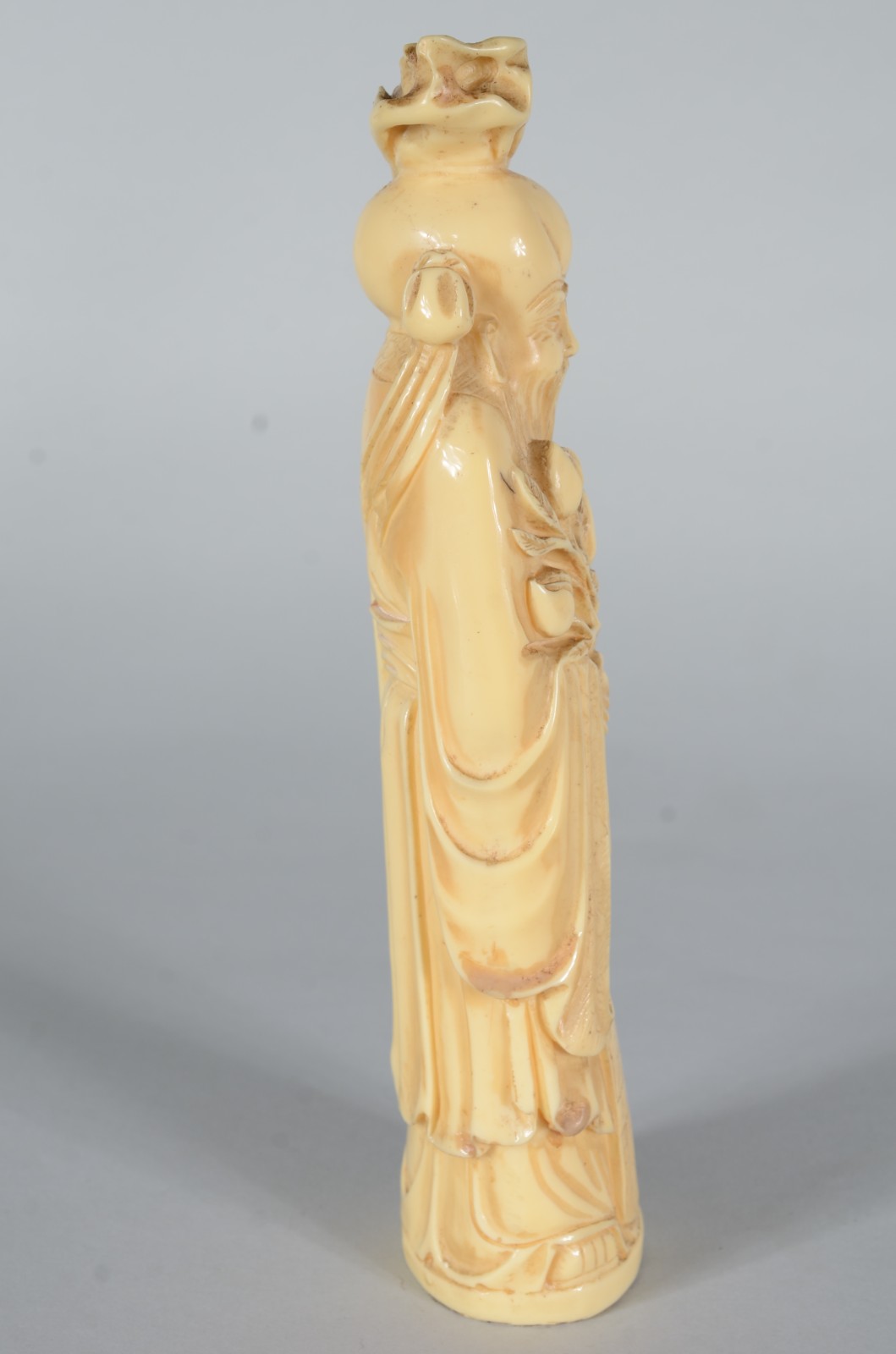 Escultura de marfim representando sábio com cajado e frutos. - foto 4 de 6