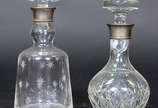 Duas garrafas de cristal com gargalos de metal ... - Duas garrafas de cristal com gargalos de metal prateado  ( as duas com gargalos trincados)