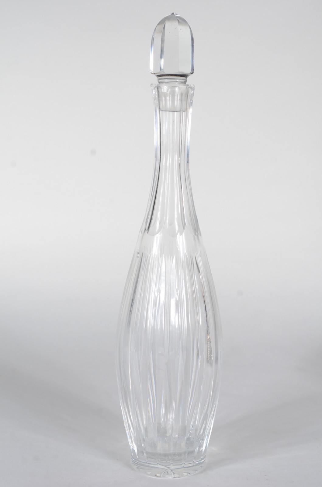 Garrafa de cristal europeu facetado, base com estrela lapidada. - foto 1 de 8