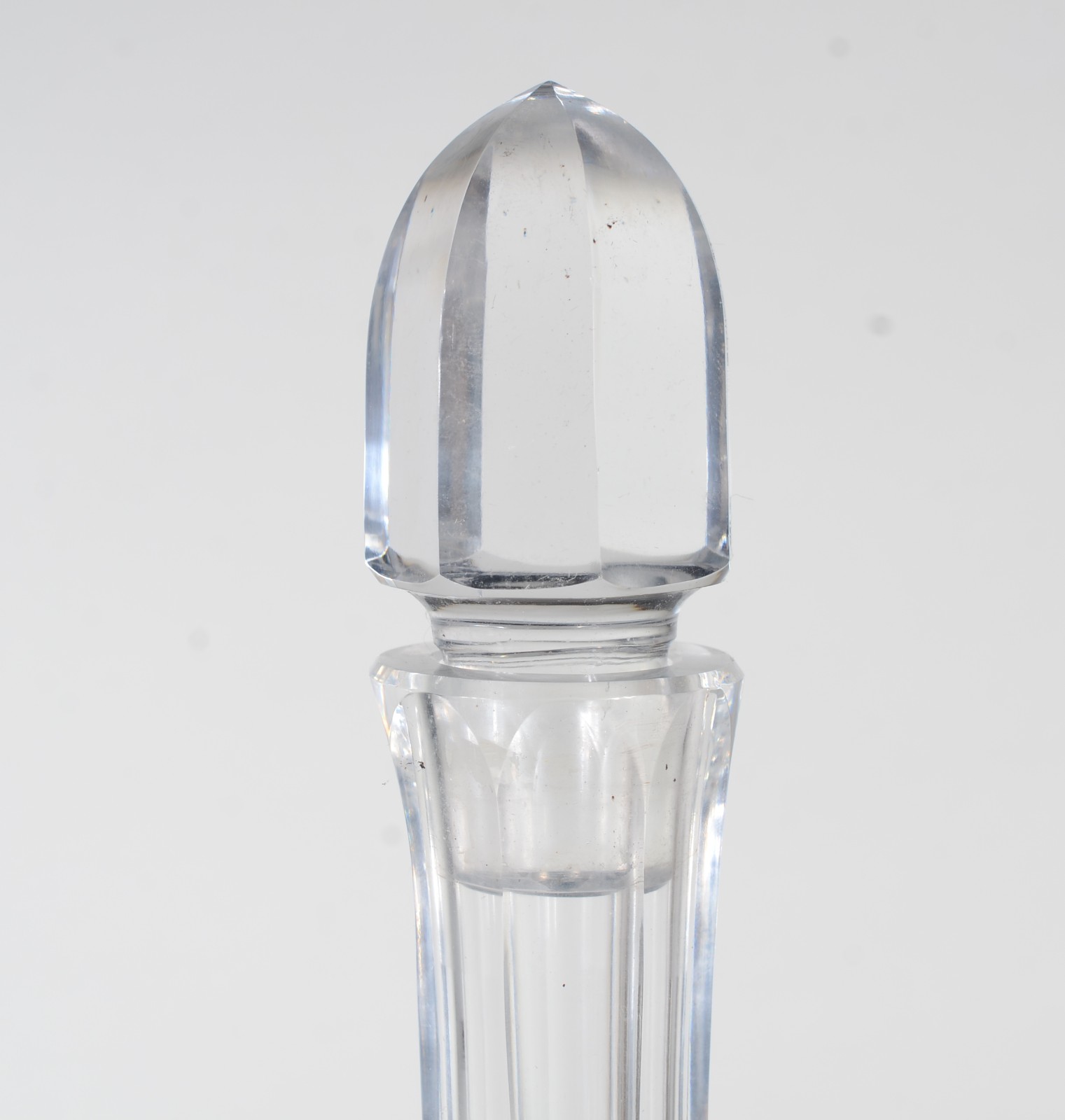 Garrafa de cristal europeu facetado, base com estrela lapidada. - foto 2 de 8