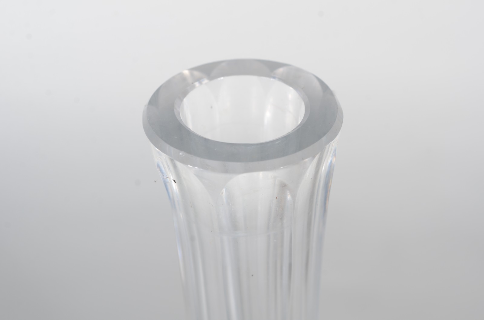 Garrafa de cristal europeu facetado, base com estrela lapidada. - foto 3 de 8