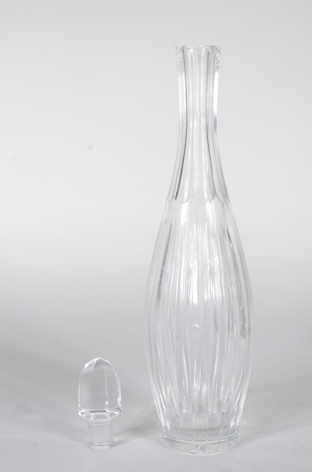 Garrafa de cristal europeu facetado, base com estrela lapidada. - foto 4 de 8