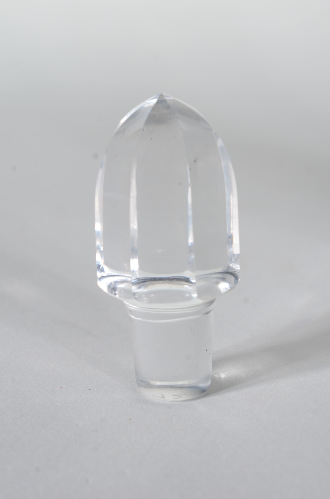 Garrafa de cristal europeu facetado, base com estrela lapidada. - foto 5 de 8