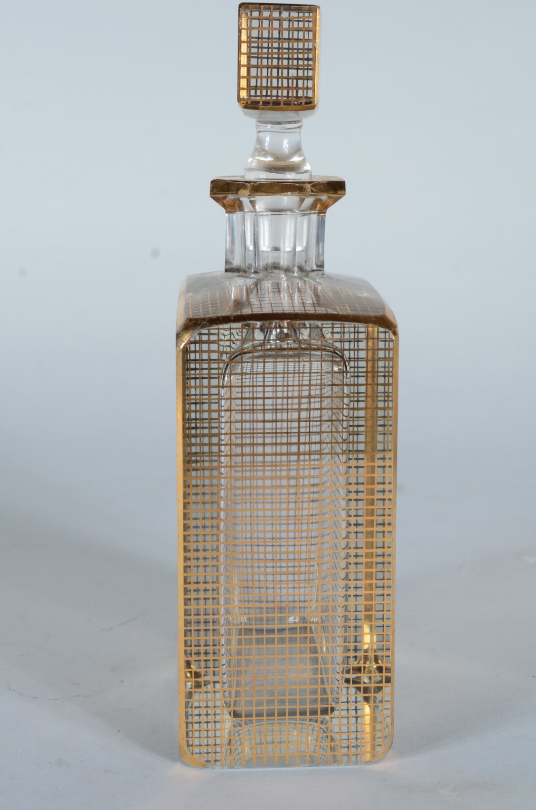Garrafa de cristal feitio retangular decoração geométrica em dourado. - foto 4 de 8