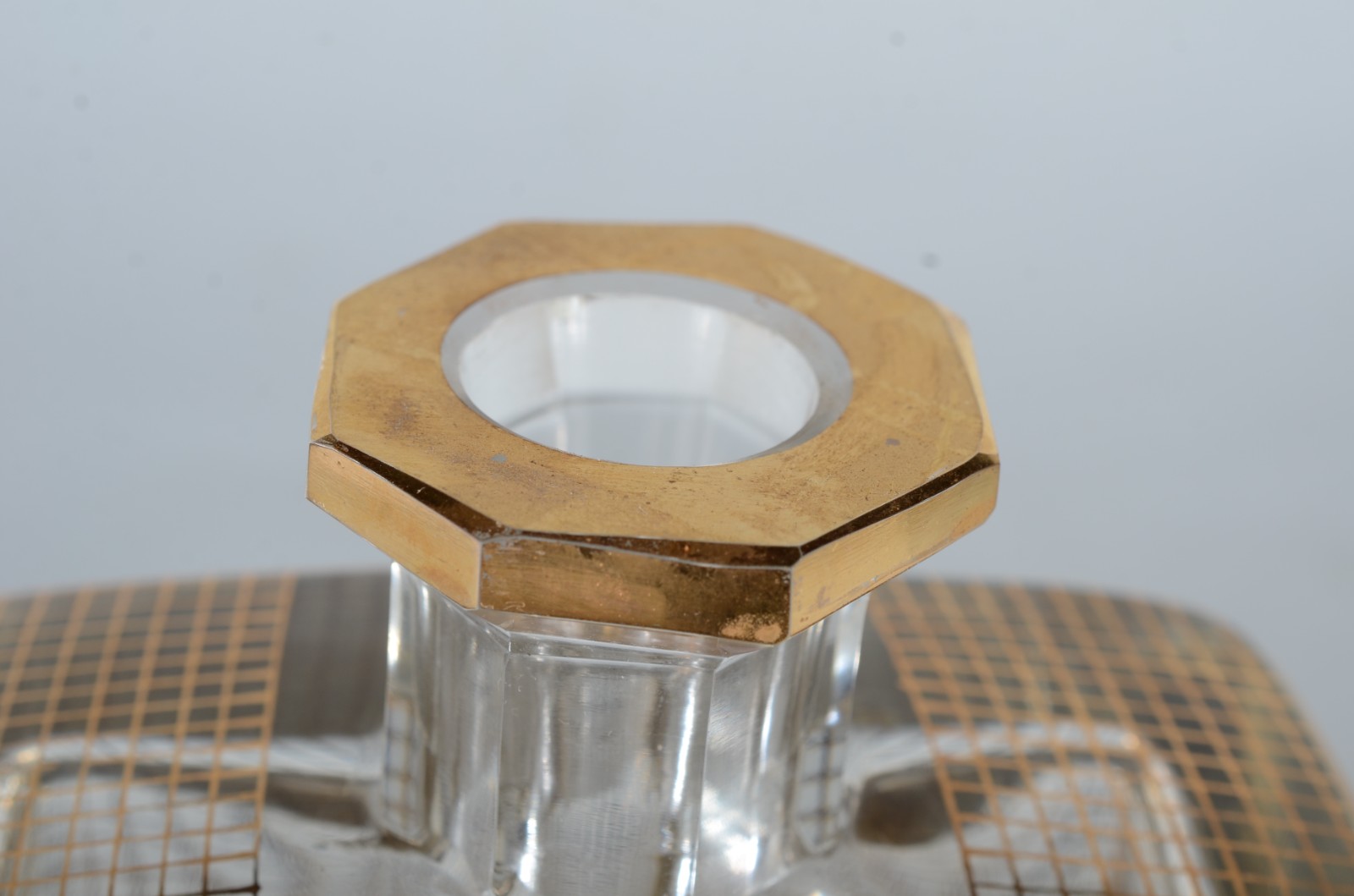 Garrafa de cristal feitio retangular decoração geométrica em dourado. - foto 6 de 8