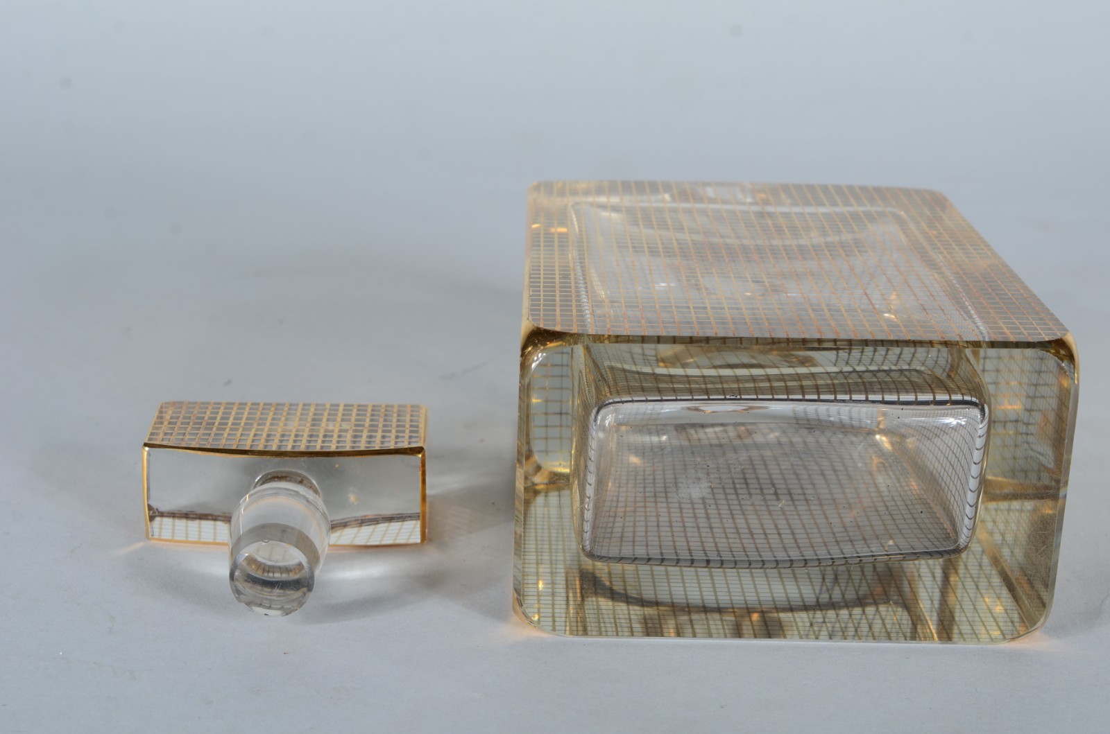 Garrafa de cristal feitio retangular decoração geométrica em dourado. - foto 7 de 8