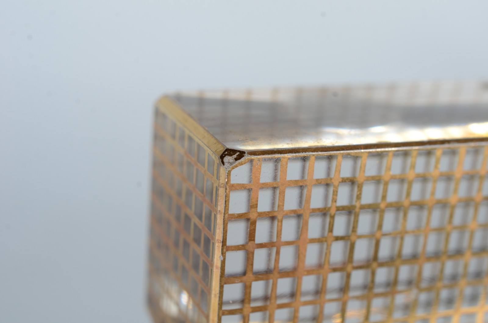 Garrafa de cristal feitio retangular decoração geométrica em dourado. - foto 8 de 8