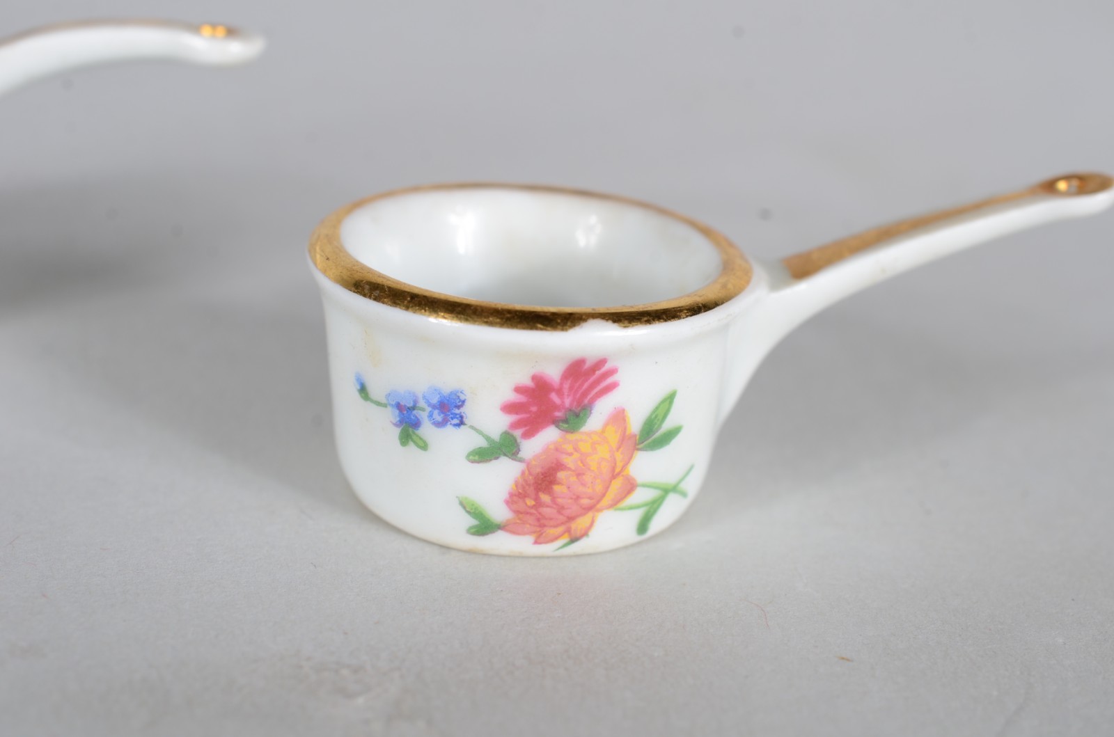 Quatro miniaturas de panelas de porcelana francesa, fundo branco e... - foto 2 de 5