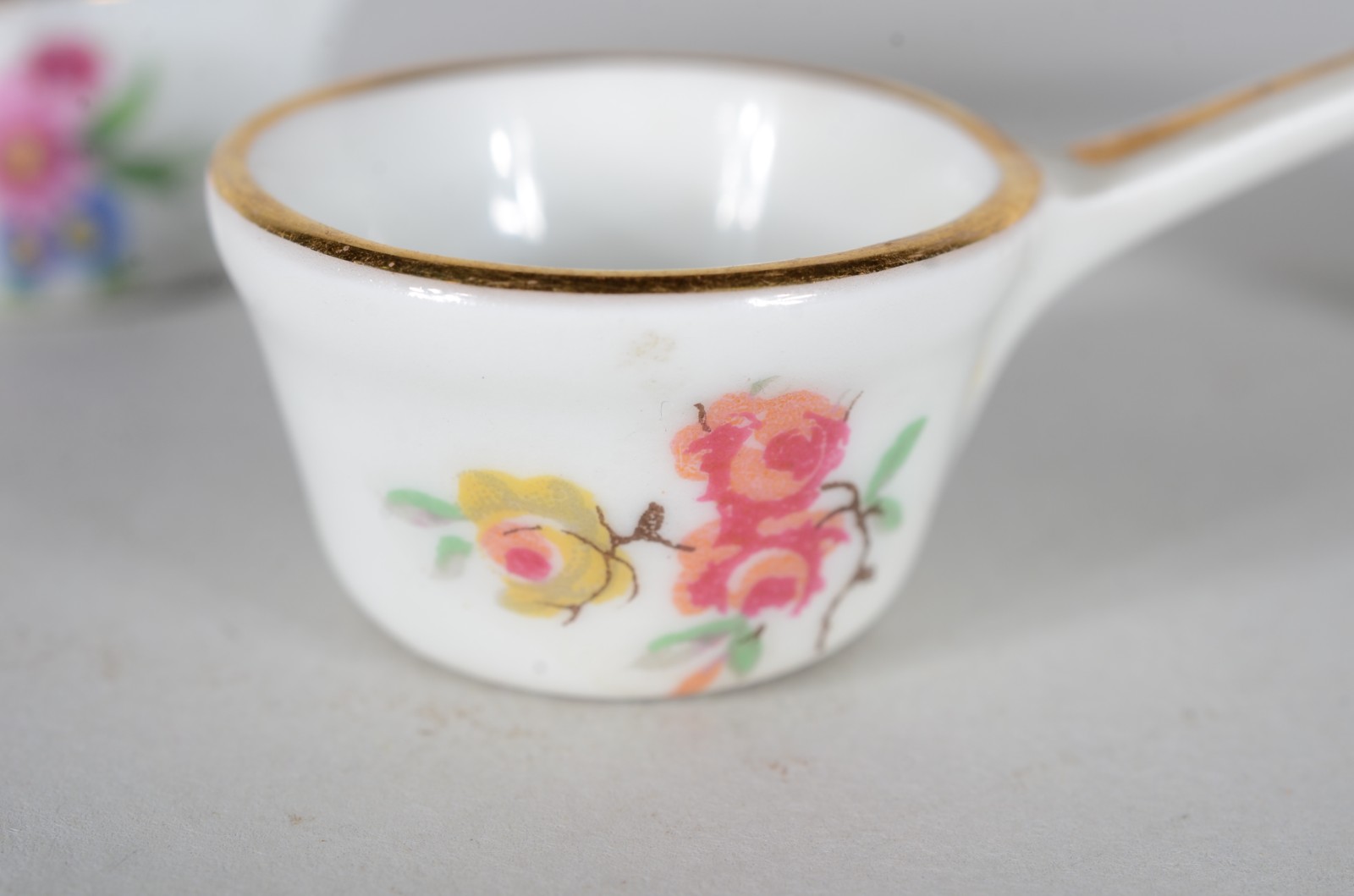 Quatro miniaturas de panelas de porcelana francesa, fundo branco e... - foto 3 de 5