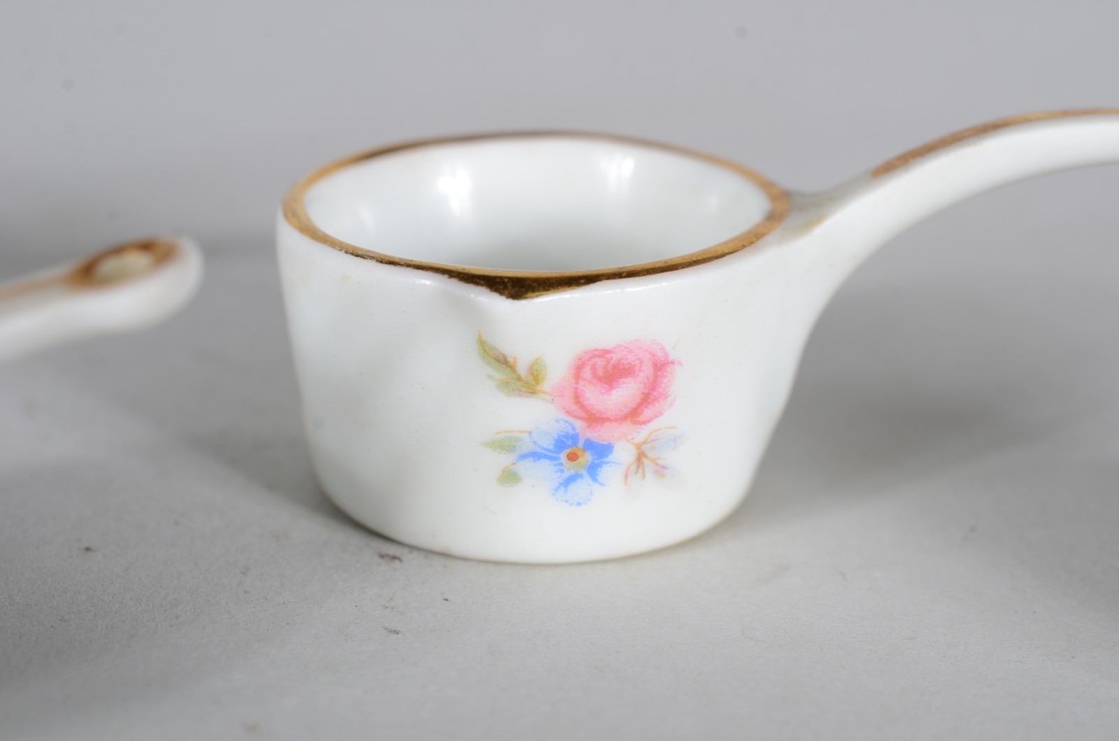 Quatro miniaturas de panelas de porcelana francesa, fundo branco e... - foto 4 de 5