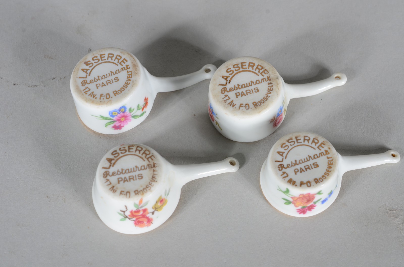 Quatro miniaturas de panelas de porcelana francesa, fundo branco e... - foto 5 de 5