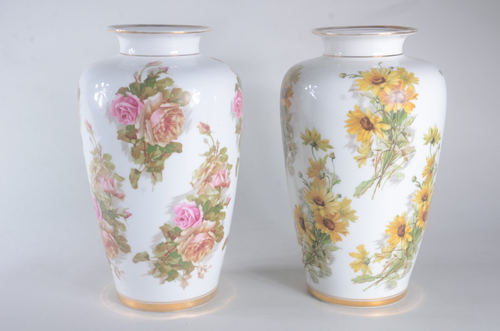 Par de vasos de porcelana, fundo branco com flores em policromia. Um... - foto 1 de 7